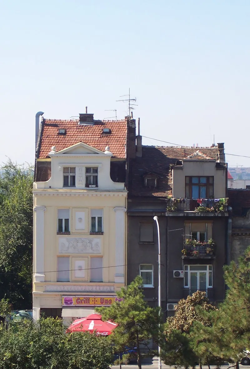 Старые жилые дома на улице Королевы Натальи (Kraljice Natalije) в центре Белграда